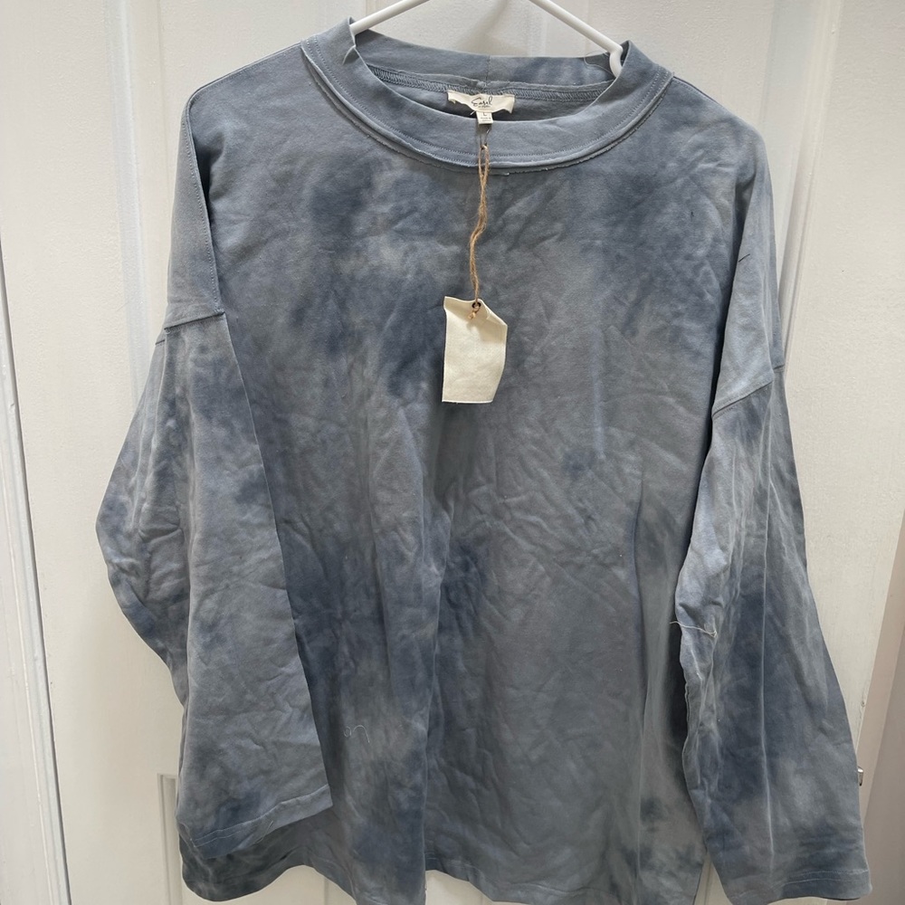 Easel pullover